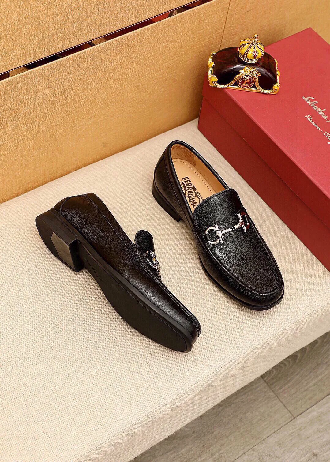 Men's shoes 💰480 💐 Product trademark: Ferragamo "Ferragamo" casual leather shoes Regular size: 38-44 (45🉑️customized) Product materials: Selected imported first-layer pebbled cowhide leather upper + luxury hardware buckle, imported water-dyed cowhide leather lining. Strong three-dimensional visual effect, original outsole color: 3⃣️seed leather materials available